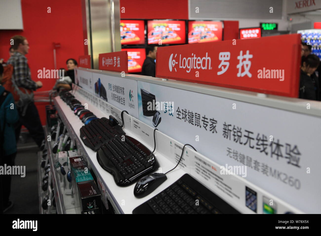 ---- Blick auf den Counter von Logitech auf ein elektrisches Gerät Mall in Shanghai, China, 18. November 2010. Logitech International SA, die switzerla Stockfoto