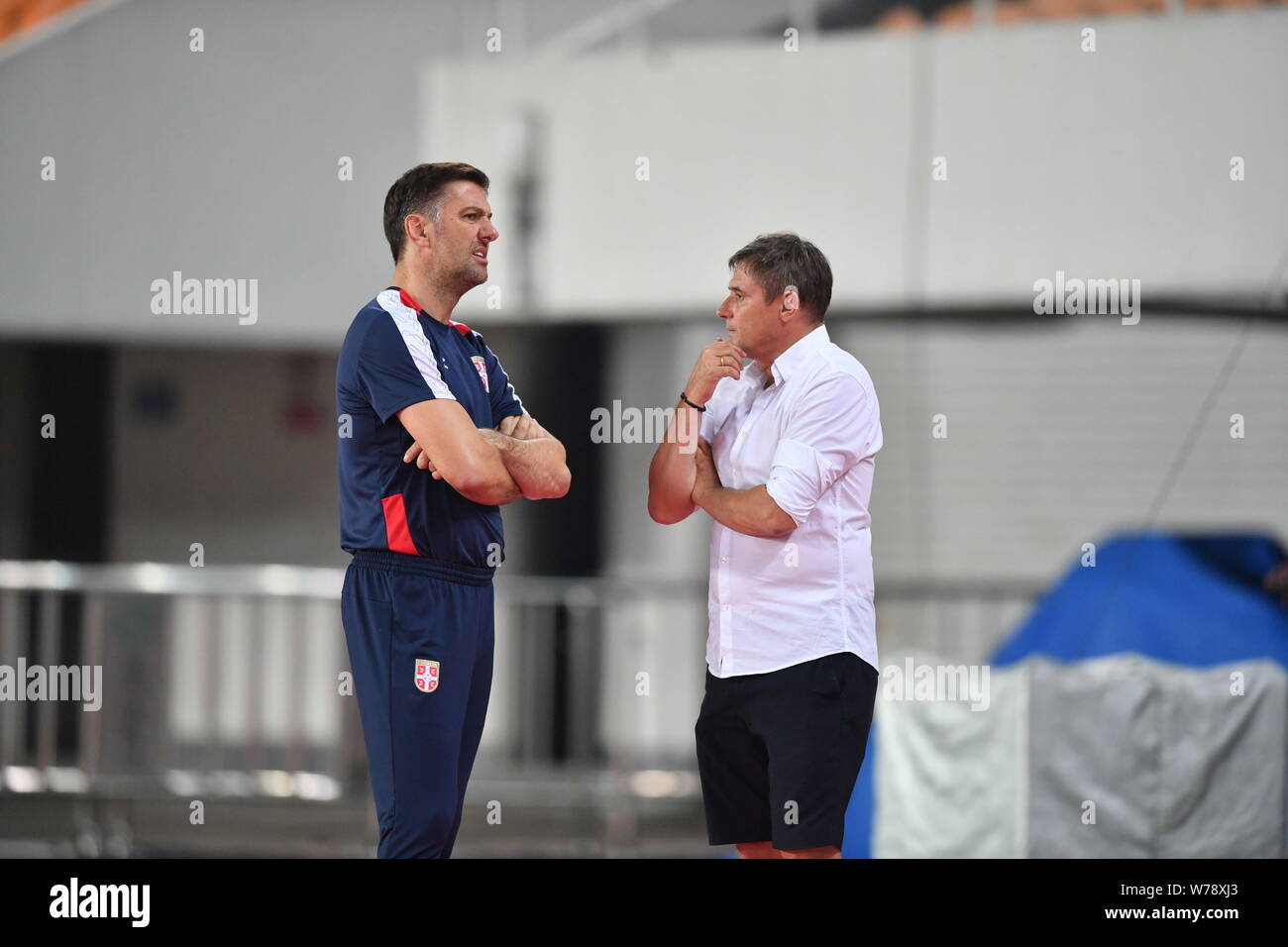 Head Coach Dragan Stojkovic von Guangzhou R&F, rechts, Gespräche mit Trainer Mladen Krstajic der Serbischen Nationalen Männer Fußball Team während Serbiens tra Stockfoto