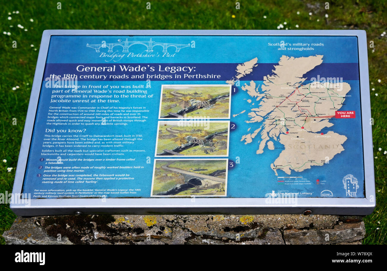 Informationen Plakette. Die allgemeinen Lohn- Brücke und den Fluss Mandel. Die A822-Straße im Sma "Glen, Glen Almond, Perth und Kinross, Schottland, United Kingd Stockfoto