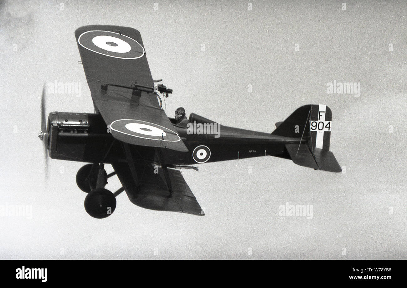 1970 s, historischen, einem restaurierten WW1 RAF Doppeldecker F. 904 im Himmel, England, UK fliegen. Diese britische Kampfflugzeuge der Royal Flying Corps wurde 1917 in Betrieb genommen und als eines der schnellsten Flugzeuge des Krieges, wurde von Experten als "pitfire des Ersten Weltkriegs' beschrieben worden. Stockfoto