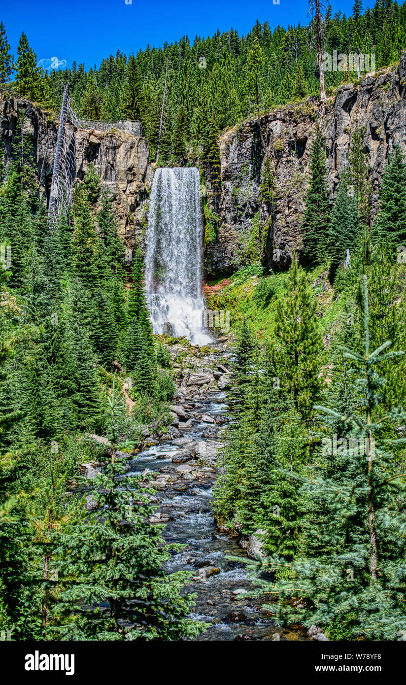 Wunderschöner Blick über Tumalo Wasserfall und Fluss in High Definition Auflösung Stockfoto