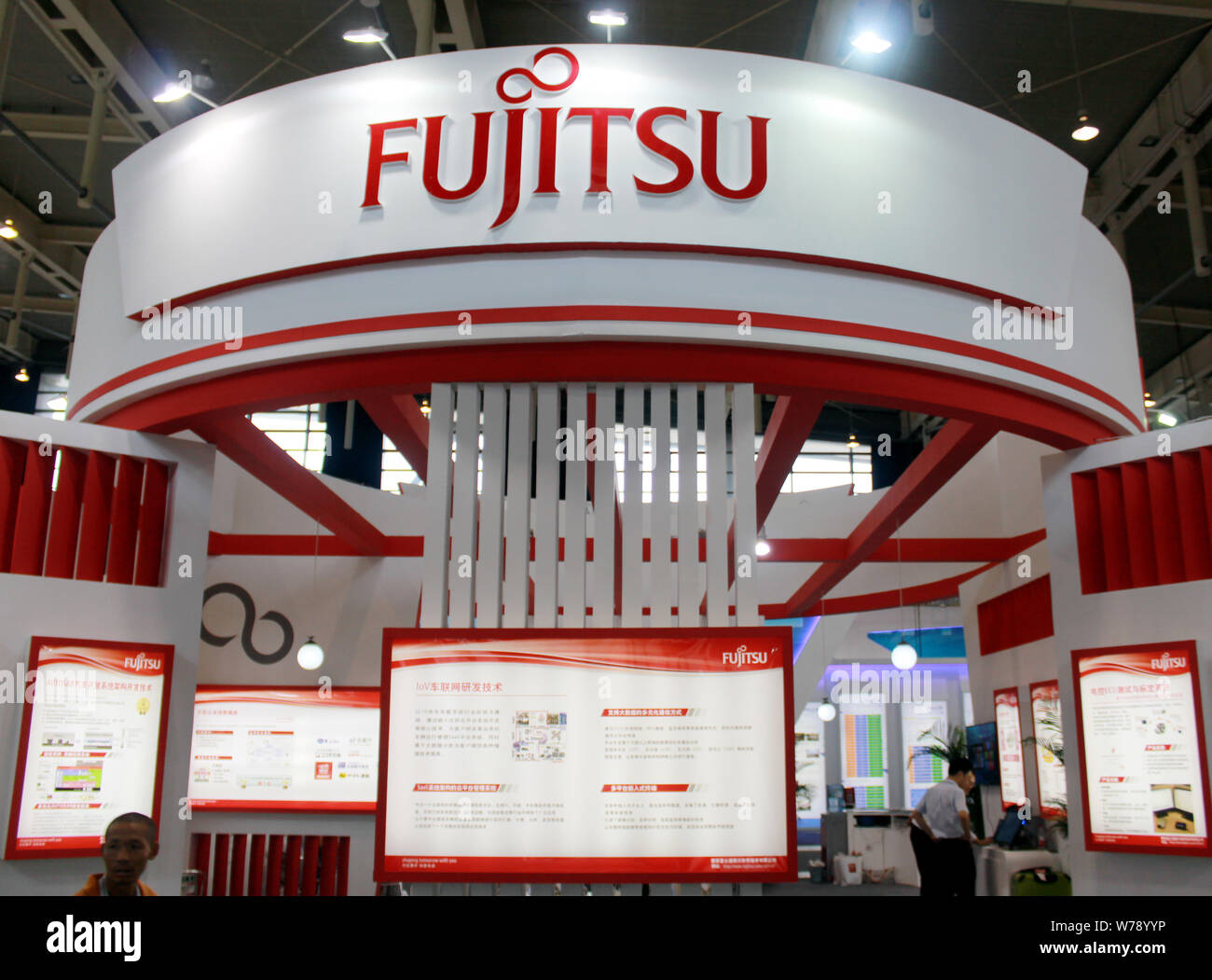 ---- Blick auf den Stand von Fujitsu während einer Ausstellung in Nanjing, Provinz Jiangsu im Osten Chinas, den 2. September 2016. Lenovo Group sagte, es ha Stockfoto