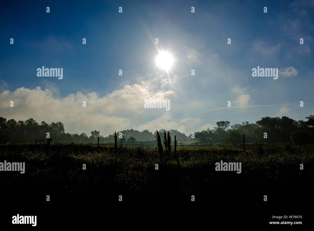 Sonnenaufgang über den Wolken an einem sonnigen Tag in einem grünen ebene Landschaft in Katalonien Stockfoto