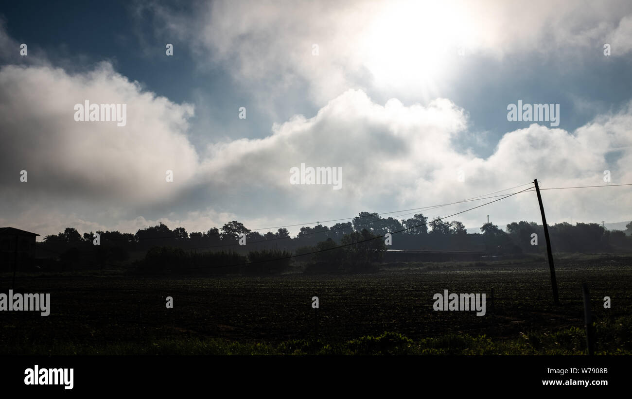 Sonnenaufgang über den Wolken an einem sonnigen Tag in einem grünen ebene Landschaft in Katalonien Stockfoto