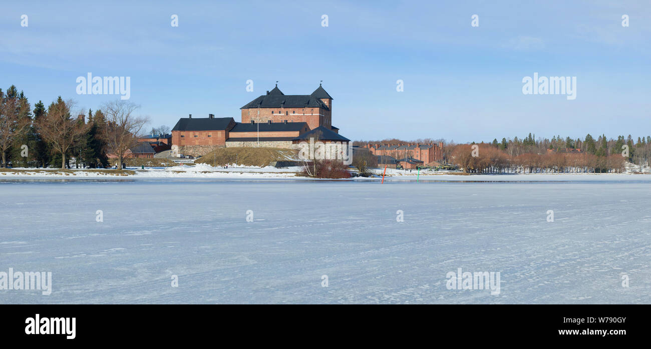 Panorama des Vanajavesi See mit Blick auf die alte Festung des Hameenlinna sity auf einem März Morgen. Finnland Stockfoto