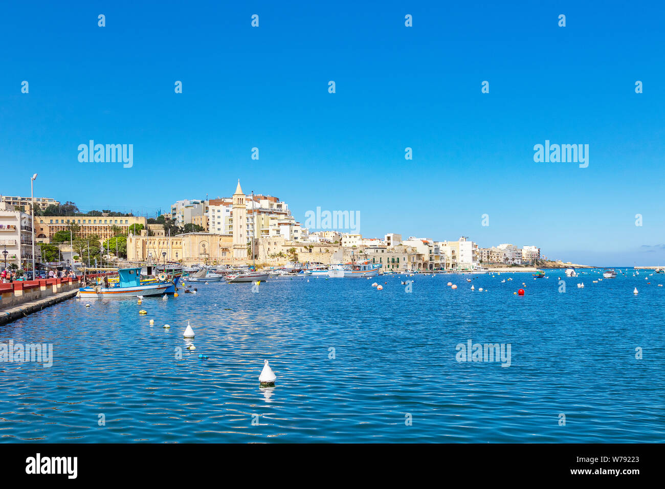 Marsascala Hafen mit Fischerbooten, Mittelmeer, Marsascala Pfarrkirche, Malta Stockfoto