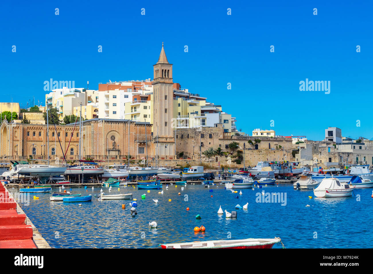 Marsascala Hafen mit Fischerbooten, Mittelmeer, Marsascala Pfarrkirche, Malta Stockfoto