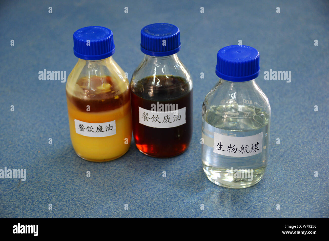 Blick auf das Speiseöl - blended Flugbenzin, rechts, und zwei Flaschen von gebrauchtem Speiseöl Kraftstoff mit einem Forschungsbasis in Peking, China, 20. November 2017. Ein Stockfoto