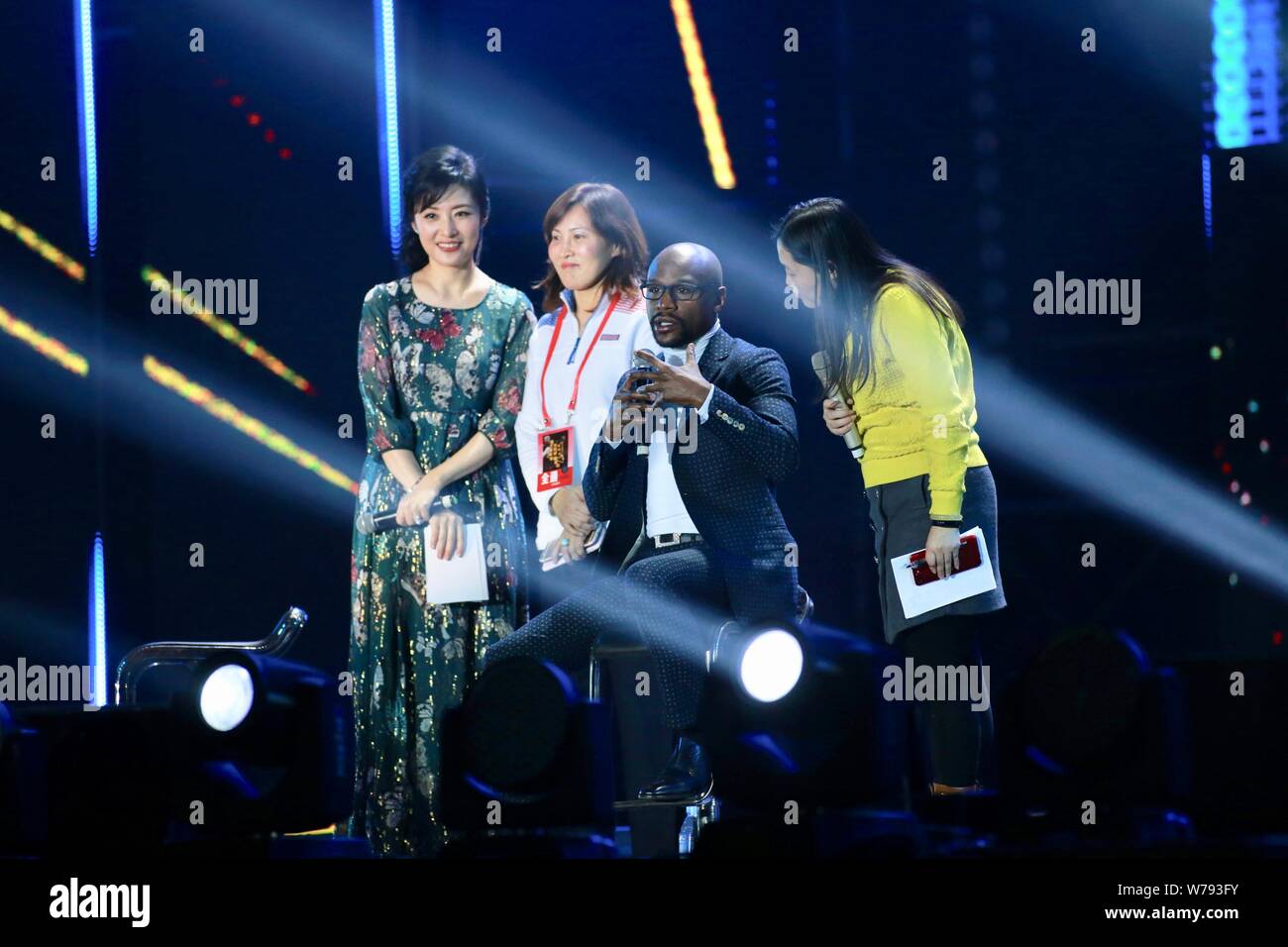 Pensionierten Amerikanischen boxer Floyd Mayweather jr., zweite rechts, besucht einen Fan Meeting während seiner ersten Reise nach China in Peking, China, 28. November 2017. Stockfoto