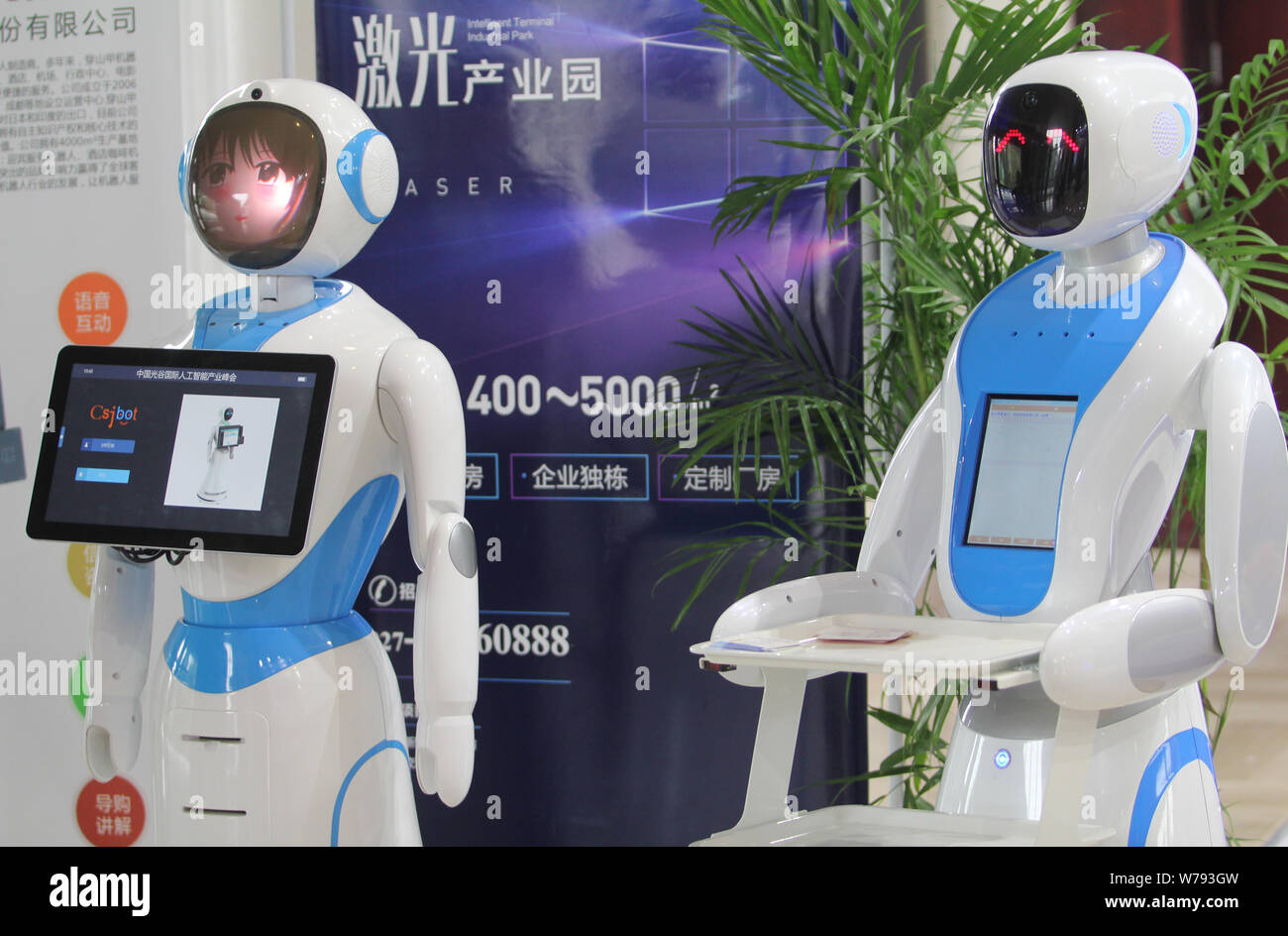 Roboter sind auf dem Display während der China Optics Valley International AI Industrie Gipfel 2017 in Wuhan City, der Provinz Hubei in Zentralchina, 19. November Stockfoto