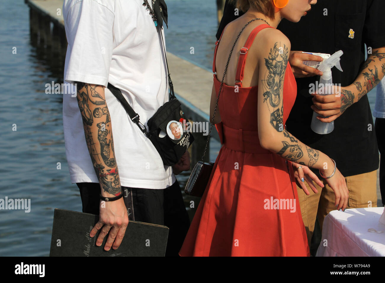---- Die Entwürfe von einem tätowierer auf die lederhaut Schicht der Haut ihrer Arme sind in Wuhan City gesehen, die zentrale Provinz Hubei, China 19. Stockfoto