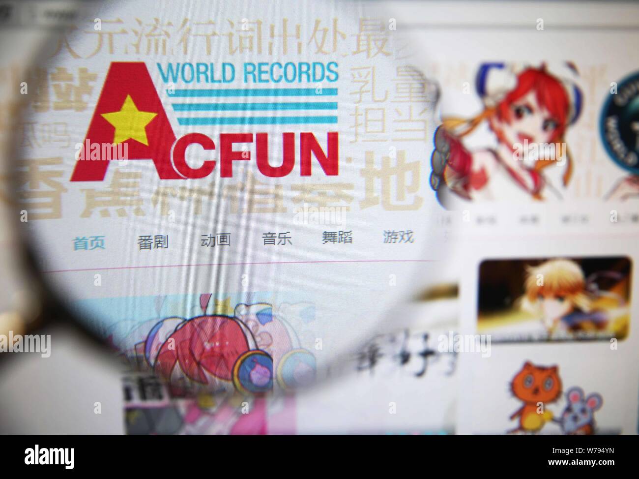 ---- Einen chinesischen Netizen durchsucht Chinesischen Video-Sharing-Website AcFun in Peking, China, 19. November 2015. Eine der beliebtesten China Video - shar Stockfoto