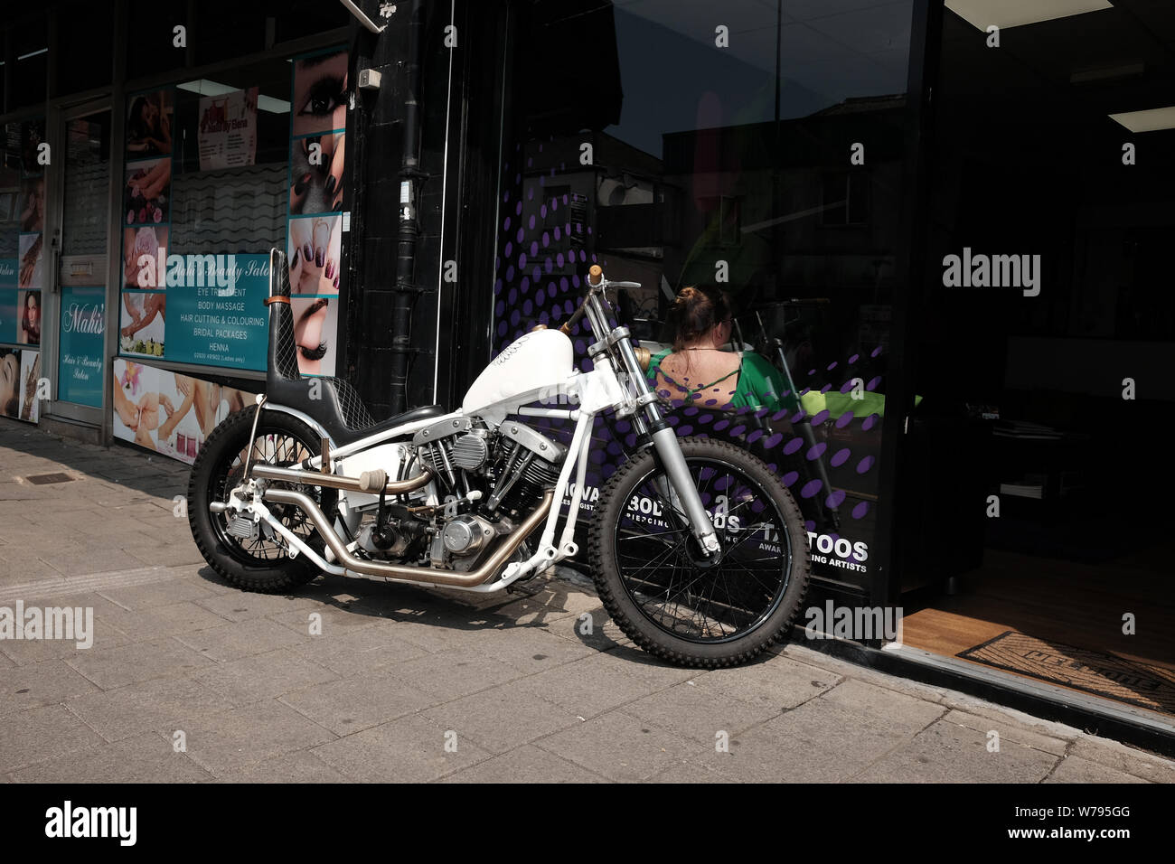 Juli 2019 - Weiß Harley Davidson Chopper Motorrad außerhalb ein Shop in Cardiff, Wales, UK. Stockfoto