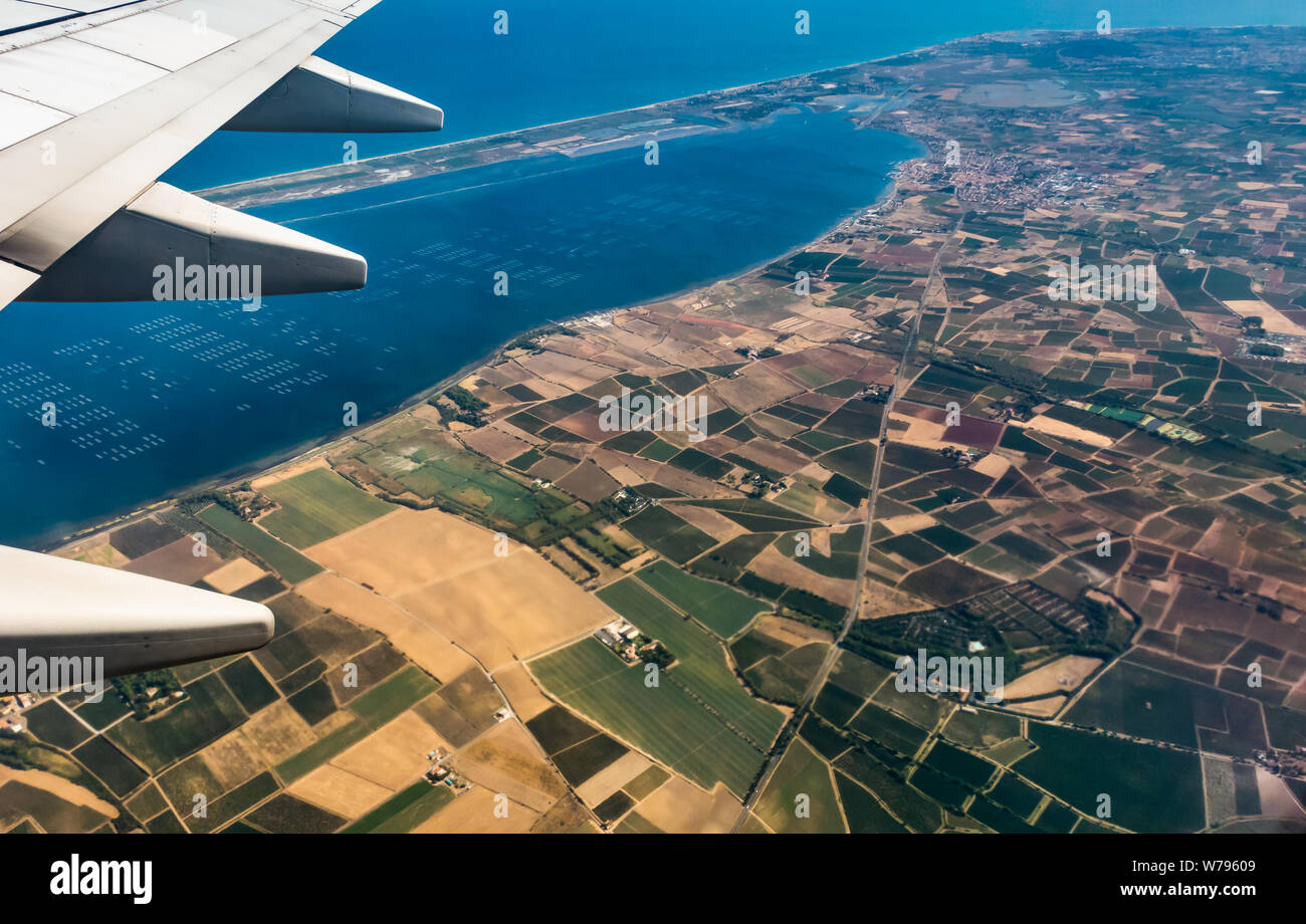 Ansicht aus einem Flug über die Austernzucht in der Etang de Thau in der Nähe von Sete im Süden Frankreichs Stockfoto