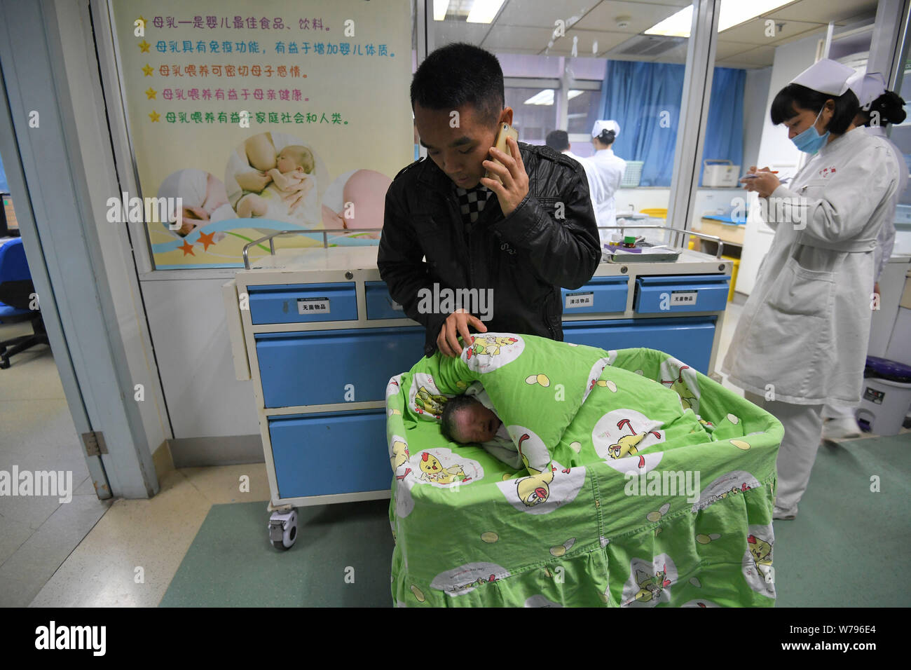 Das gesunde Mädchen baby Born durch chinesische Frau Wei Chunlan per Kaiserschnitt, der gerade etwas mehr als drei Meter hoch mit Kleinwuchs ist dargestellt mit Stockfoto