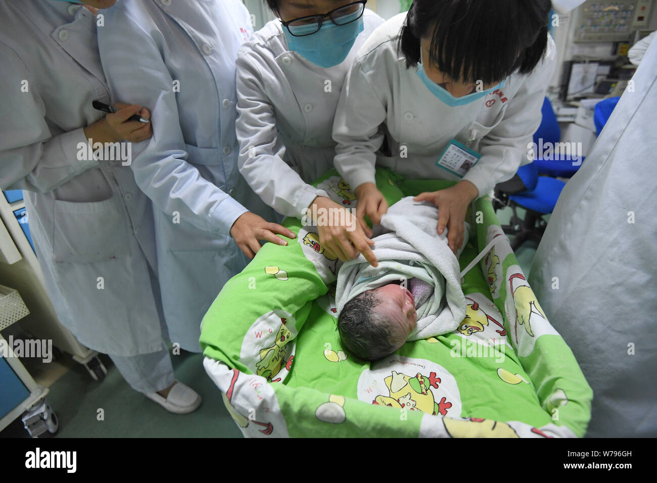 Krankenschwestern kümmern sich um die gesunden Mädchen baby Born durch chinesische Frau Wei Chunlan per Kaiserschnitt, die nur etwas mehr als drei Meter hoch mit dwarfis Stockfoto