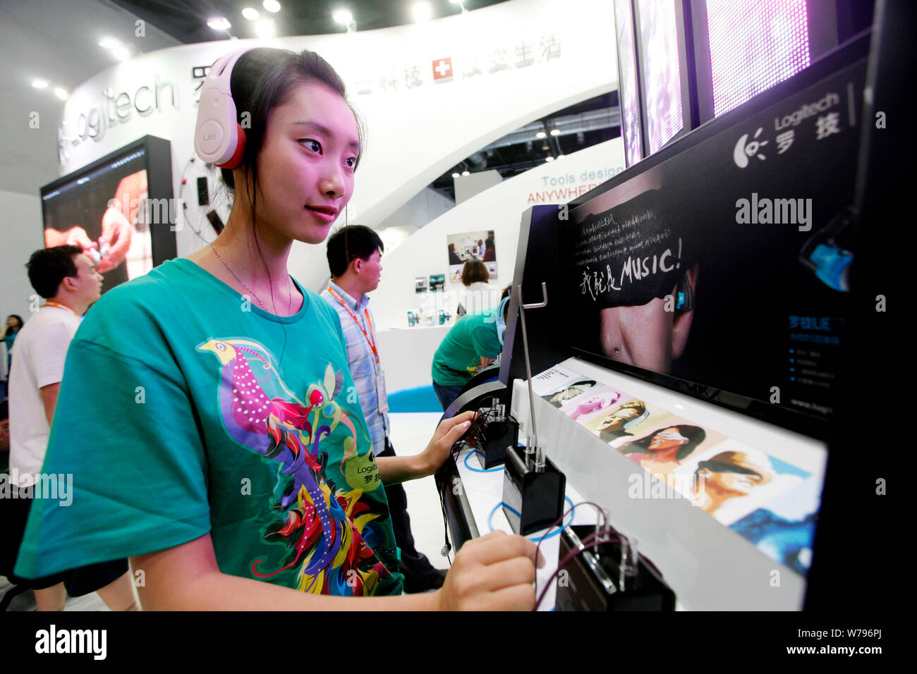 ---- Ein Besucher versucht, Hardware Zubehör am Stand von Logitech bei einer Expo in Peking, China, 8. August 2012. Logitech International SA Stockfoto