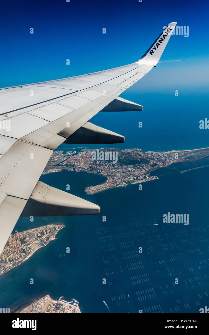 Ansicht einer Ryanair Boeing 737 - 800 Flügel aus dem Flugzeug Fenster im Flug über das Sete im Süden Frankreichs Stockfoto