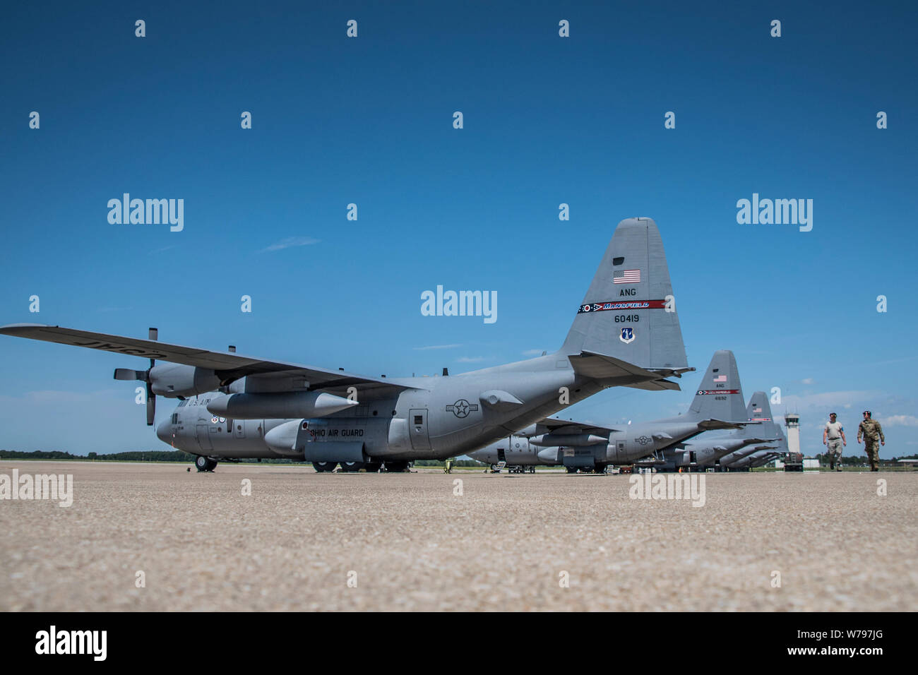 Eine C-130 H2 von der 179th Airlift Wing erhält eine neue Lackierung Aug 3, 2019, an der 179th Airlift Wing, Mansfield, Ohio. Diese C-130 H2 Hercules als die Kommandeure Flugzeuge, da Farbe Markierungen gekennzeichnet ist. (U.S. Air National Guard Foto von Airman 1st Class Alexis Furt) Stockfoto