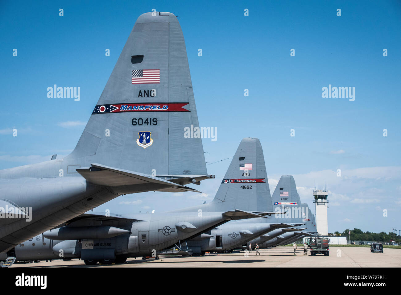 Eine C-130 H2 von der 179th Airlift Wing erhält eine neue Lackierung Aug 3, 2019, an der 179th Airlift Wing, Mansfield, Ohio. Diese C-130 H2 Hercules als die Kommandeure Flugzeuge, da Farbe Markierungen gekennzeichnet ist. (U.S. Air National Guard Foto von Airman 1st Class Alexis Furt) Stockfoto