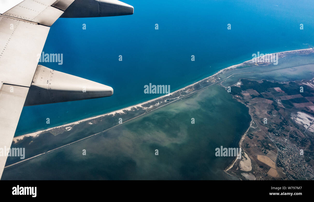 Ansicht einer Ryanair Boeing 737 - 800 Flügel aus dem Flugzeug Fenster im Flug über das Sete im Süden Frankreichs Stockfoto