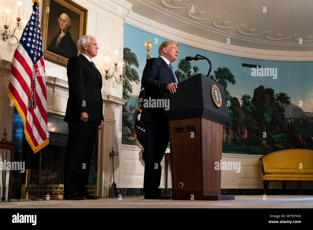 Washington, Vereinigte Staaten von Amerika. 05 Aug, 2019. Us-Präsident Donald Trump verbunden von Vice President Mike Pence, Links, liefert Hinweise auf die Massenerschießungen in El Paso und Dayton aus dem diplomatischen Empfang Zimmer des Weißen Hauses August 5, 2019 in Washington, DC. Credit: Planetpix/Alamy leben Nachrichten Stockfoto