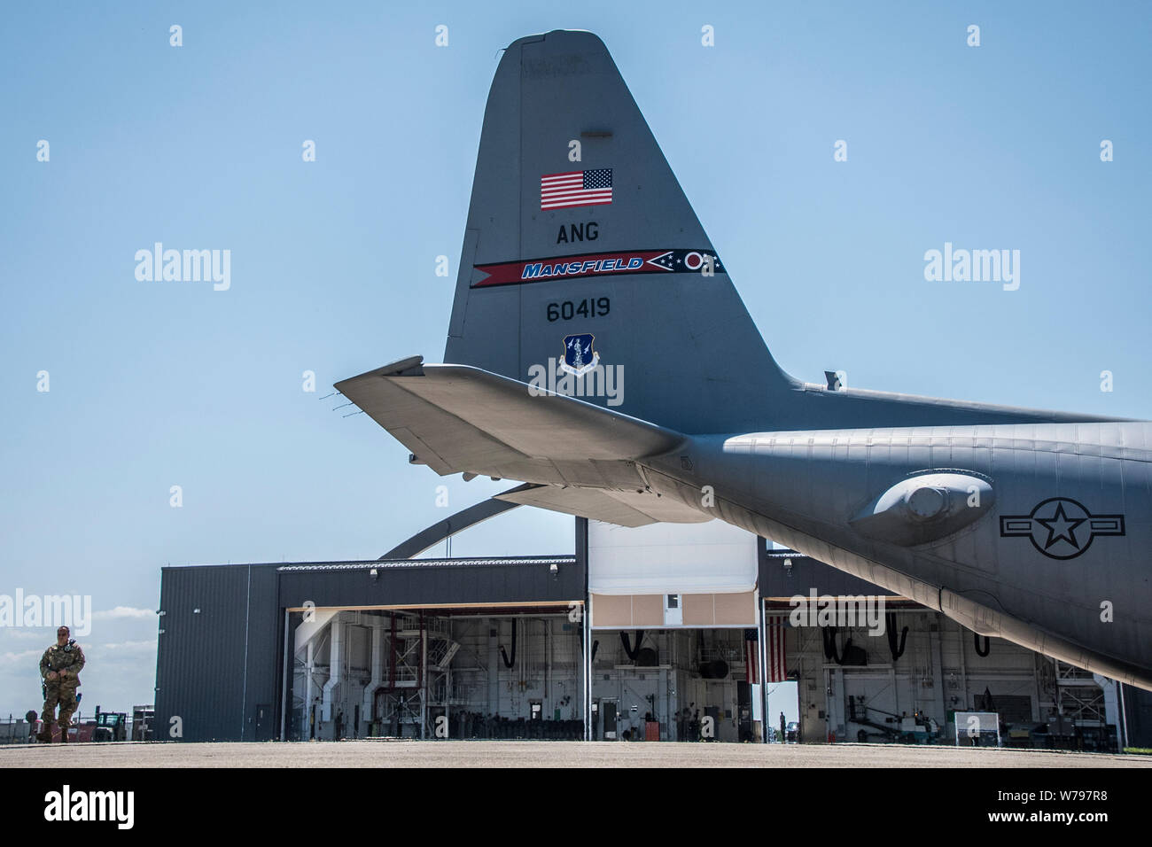 Eine C-130 H2 von der 179th Airlift Wing erhält eine neue Lackierung Aug 3, 2019, an der 179th Airlift Wing, Mansfield, Ohio. Diese C-130 H2 Hercules als die Kommandeure Flugzeuge, da Farbe Markierungen gekennzeichnet ist. (U.S. Air National Guard Foto von Airman 1st Class Alexis Furt) Stockfoto