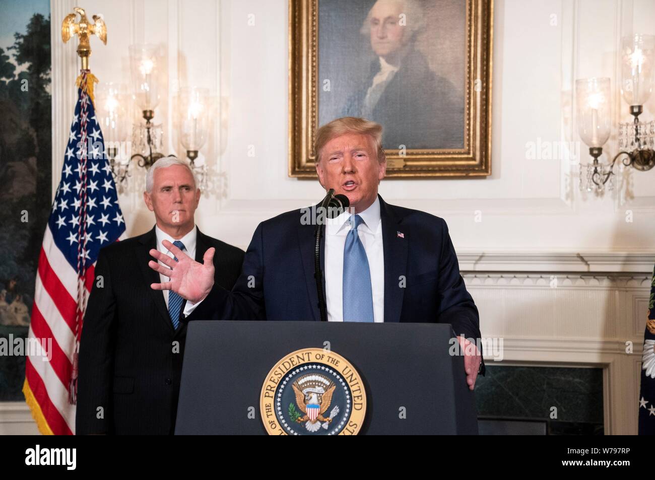 Washington, Vereinigte Staaten von Amerika. 05 Aug, 2019. Us-Präsident Donald Trump verbunden von Vice President Mike Pence, Links, liefert Hinweise auf die Massenerschießungen in El Paso und Dayton aus dem diplomatischen Empfang Zimmer des Weißen Hauses August 5, 2019 in Washington, DC. Credit: Planetpix/Alamy leben Nachrichten Stockfoto