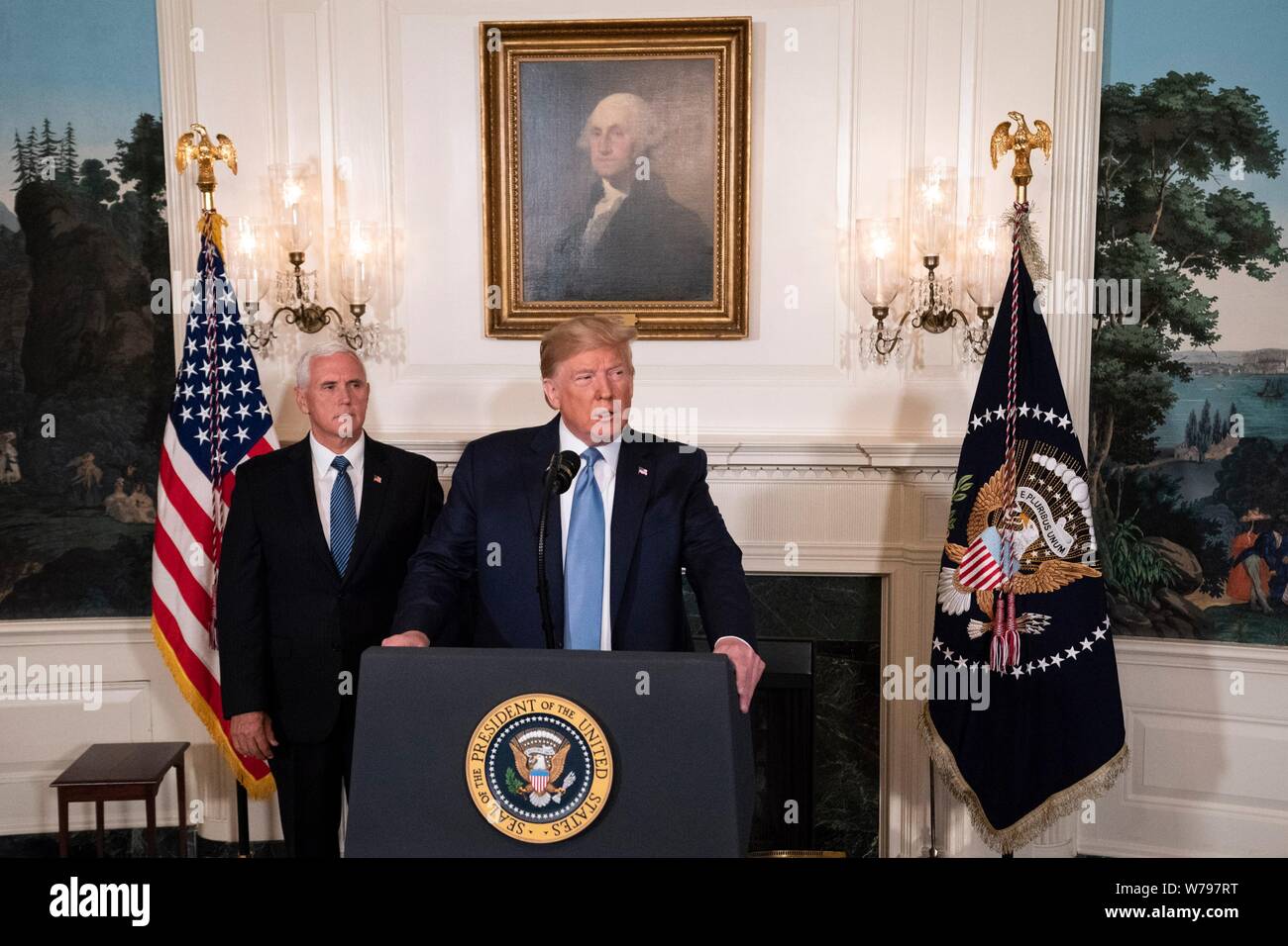 Washington, Vereinigte Staaten von Amerika. 05 Aug, 2019. Us-Präsident Donald Trump verbunden von Vice President Mike Pence, Links, liefert Hinweise auf die Massenerschießungen in El Paso und Dayton aus dem diplomatischen Empfang Zimmer des Weißen Hauses August 5, 2019 in Washington, DC. Credit: Planetpix/Alamy leben Nachrichten Stockfoto