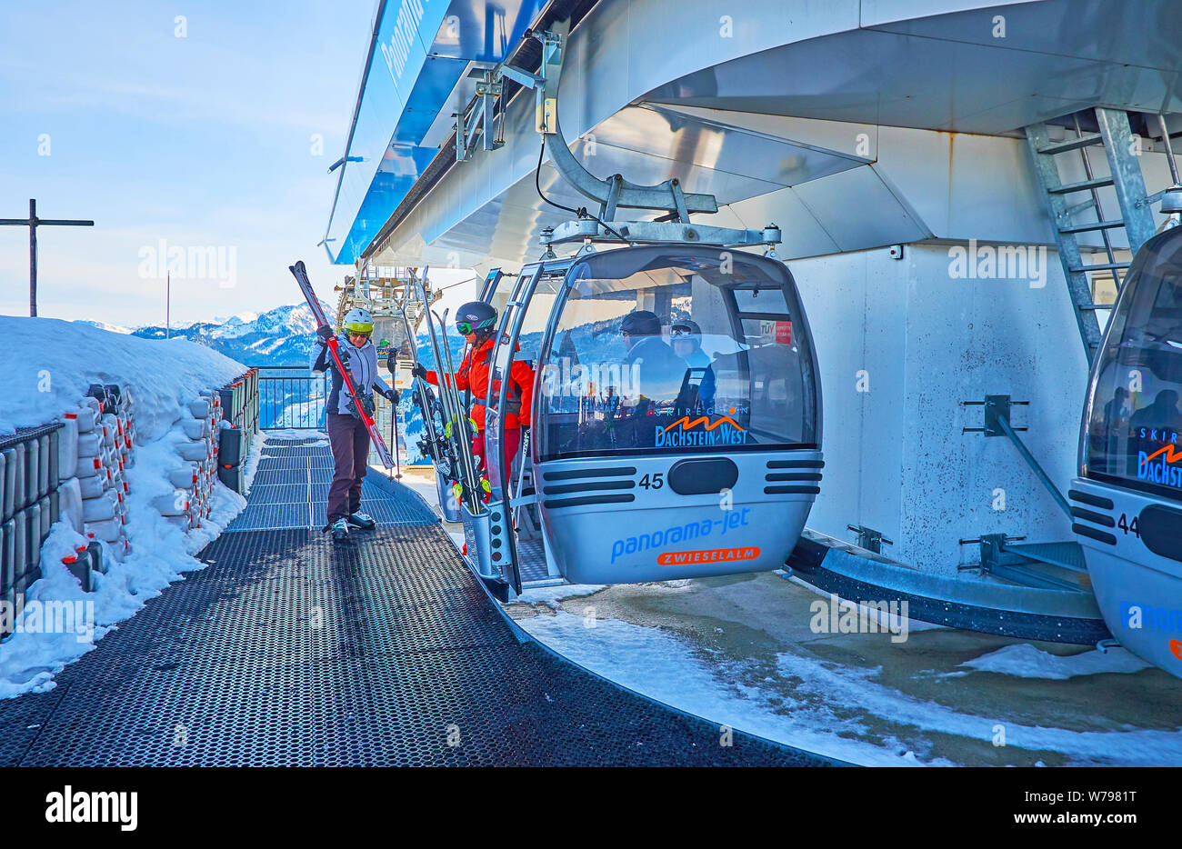 GOSAU, Österreich - 26. FEBRUAR 2019: Die Skifahrer Verlassen der Gondel zur Bergstation der moderne Panorama Jet Zwieselalm Seilbahn, Am 26. Februar in Gosau. Stockfoto