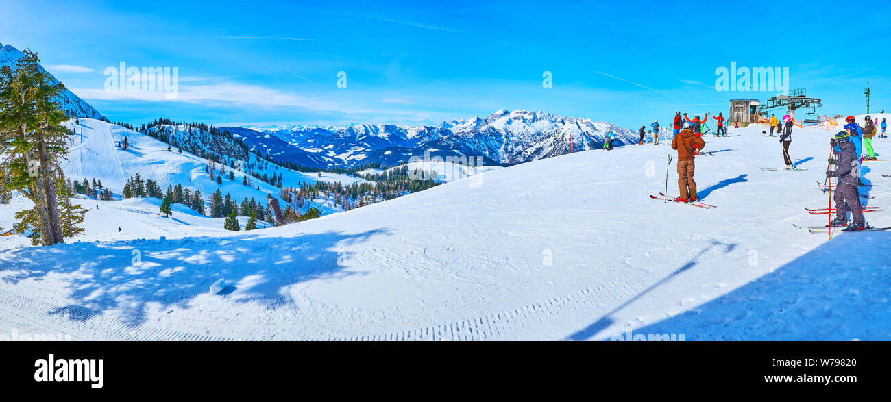 GOSAU, Österreich - Februar 26, 2019: Panorama der Zwieselalm Almwiese mit komfortablen Pisten, zahlreiche Skifahrer und fantastische Landschaften von Dachstein Stockfoto