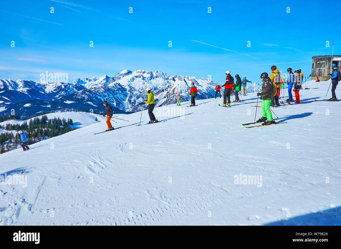GOSAU, Österreich - 26. FEBRUAR 2019: Die überfüllten Startpunkt der Abwärts von der Zwieselalm Berg - bekannte Wintersportort in Dachstein West Alpen, o Stockfoto