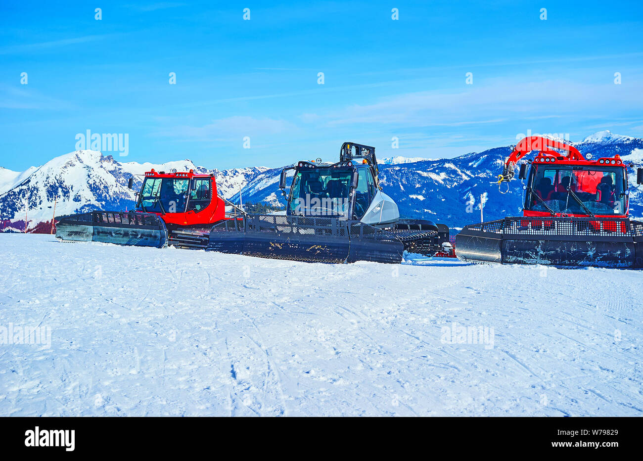 Drei moderne Pistenraupen sind auf der Zwieselalm Berg, Gosau, Österreich Stockfoto