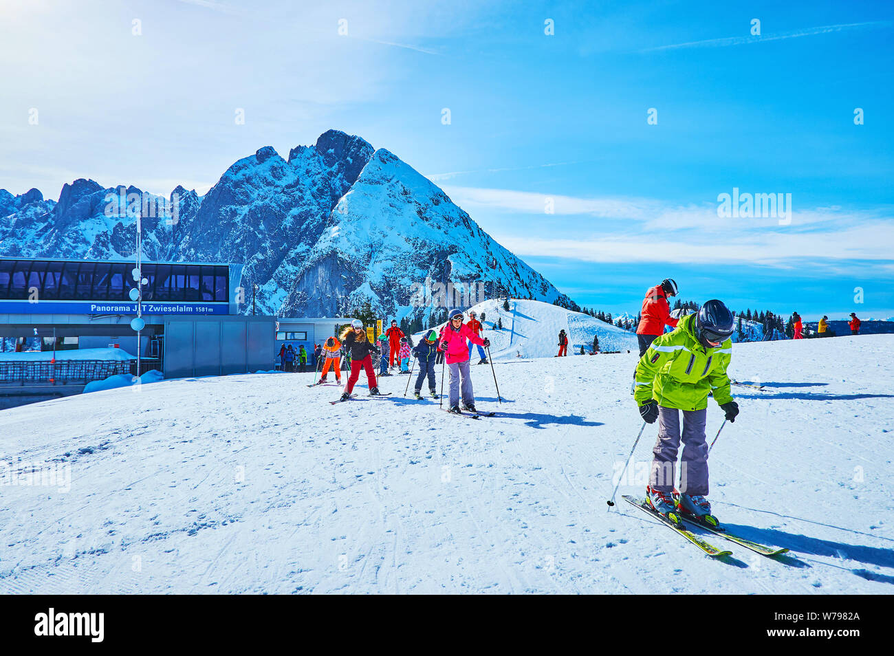 GOSAU, Österreich - 26. FEBRUAR 2019: Zwieselalm Ski Resort, in Dachstein West Alpen des Salzkammergutes gelegen, ist perfekt für Anfänger und Un Stockfoto