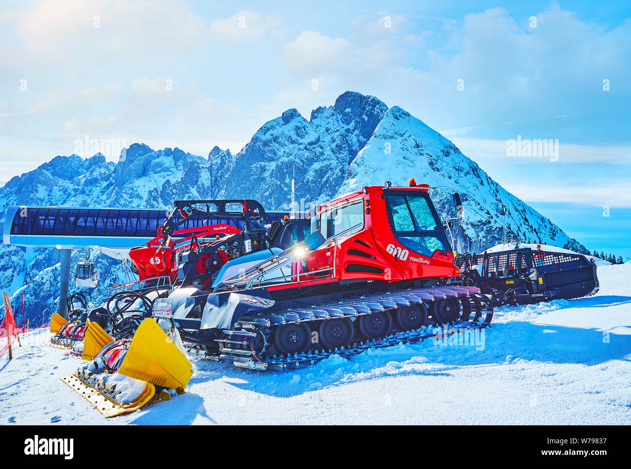 GOSAU, Österreich - Februar 26, 2019: Die modernen Pistenraupen vor der Seilbahnstation auf der Zwieselalm Berg geparkt werden, am 26. Februar in Stockfoto