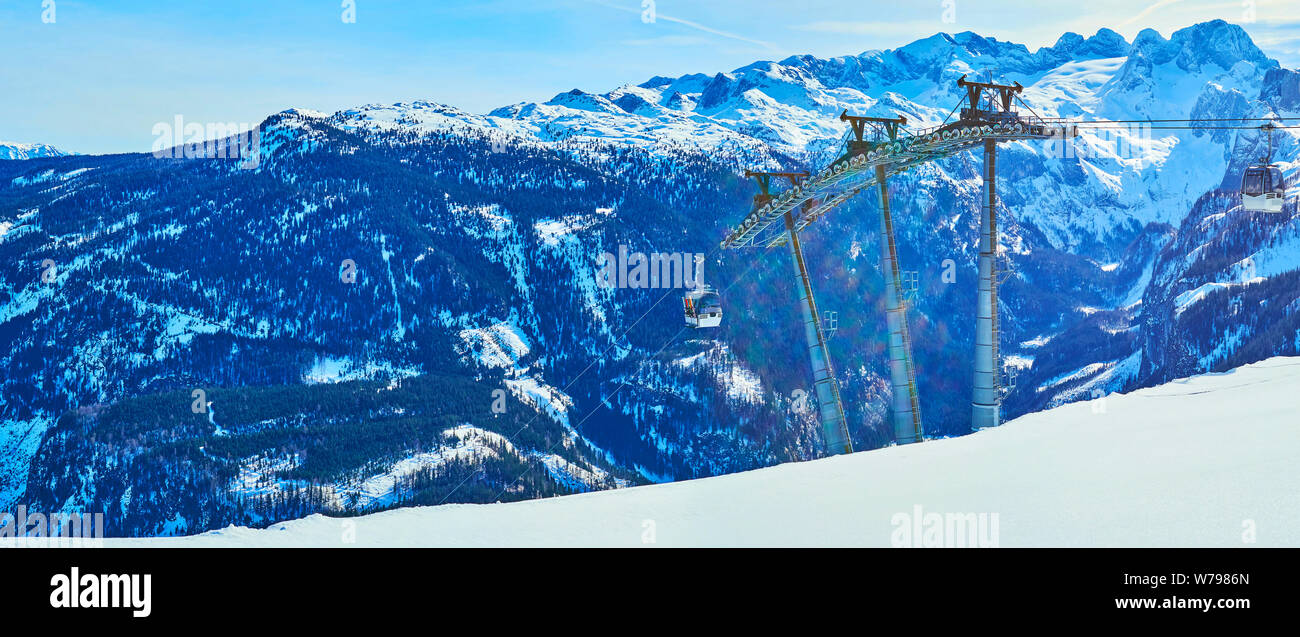 Panoramablick auf die alpine Landschaft mit Türmen und Gondel der Seilbahn Zwieselalm Berg, Gosau, Österreich Stockfoto