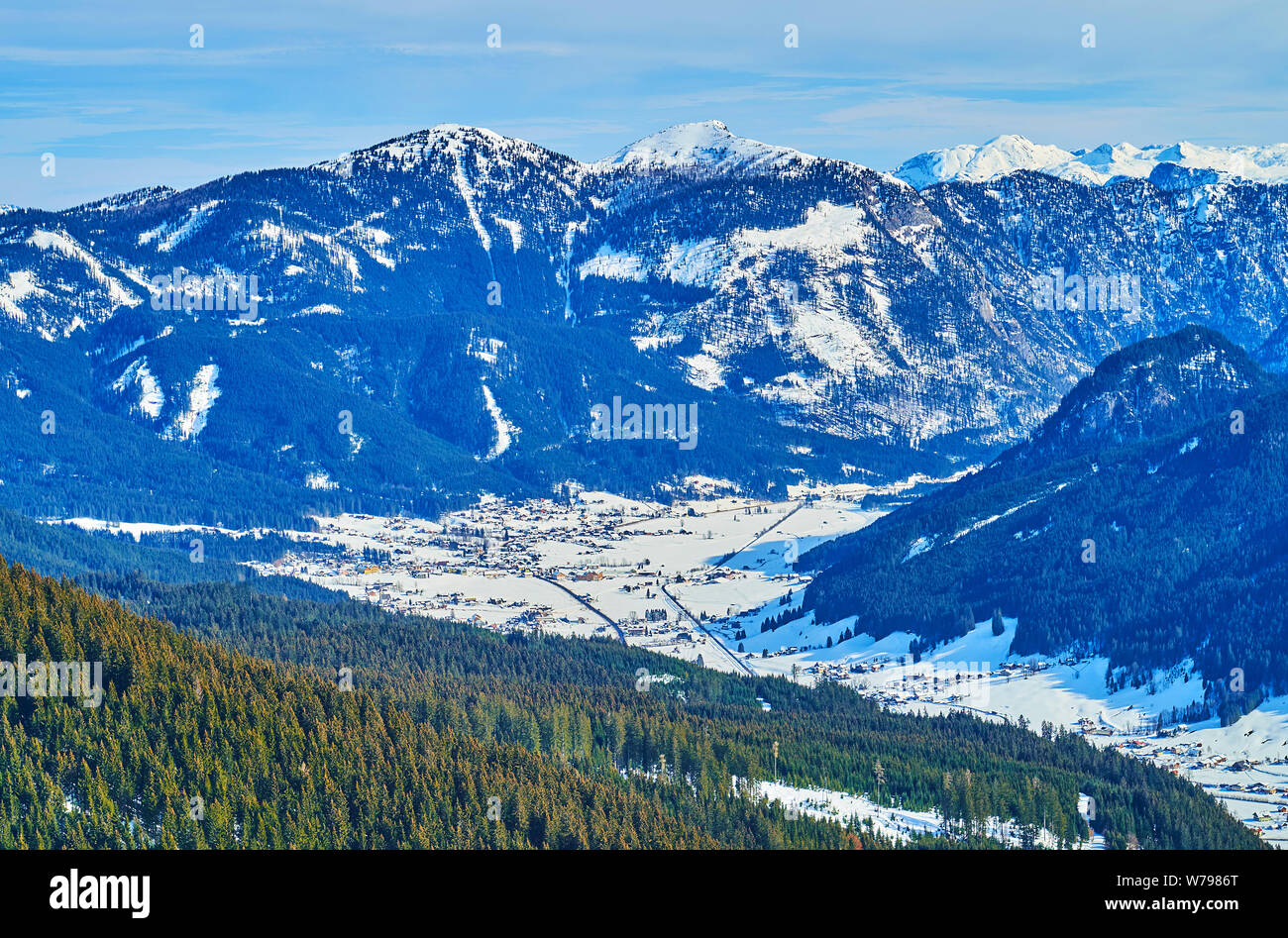 Der Blick auf die verschneite Gosautal, durch die Alpen von der Dachstein West Zwieselalm Berg umgeben, Österreich Stockfoto