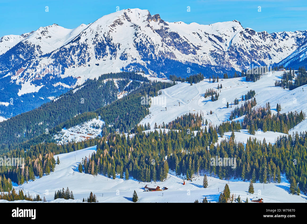 Die scharfen felsigen Gipfeln der Dachstein West Alpen sind mit Schnee und die üppigen Fichten Wälder wachsen auf ihre Pisten, von zwieselalm gesehen Mount abgedeckt Stockfoto