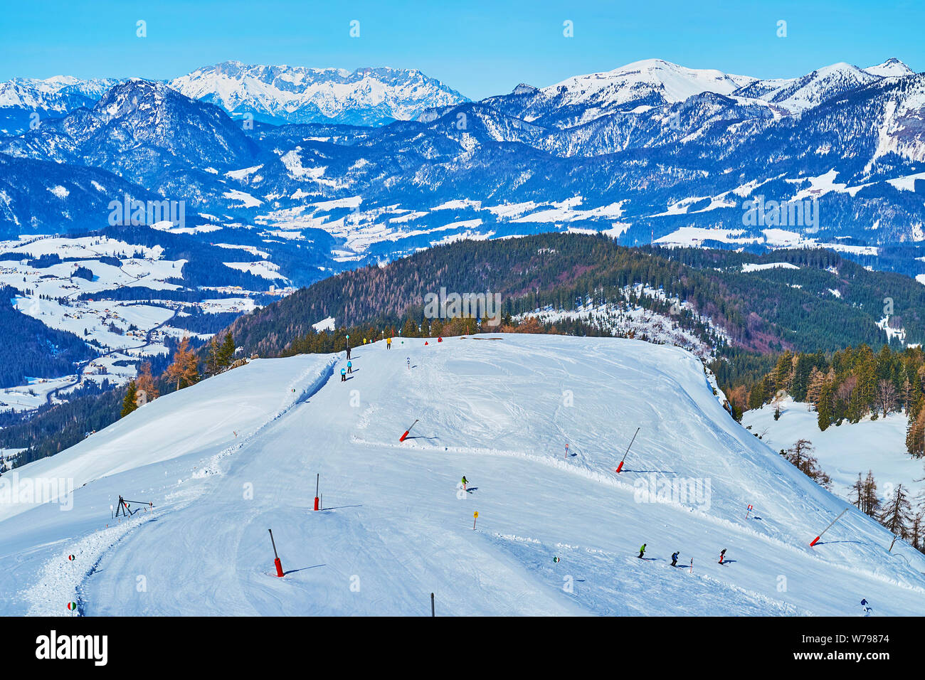 Die komfortablen breite Loipen erstrecken sich entlang der sanften schneebedeckten Hang der Zwieselalm Berg, Gosau, Österreich Stockfoto