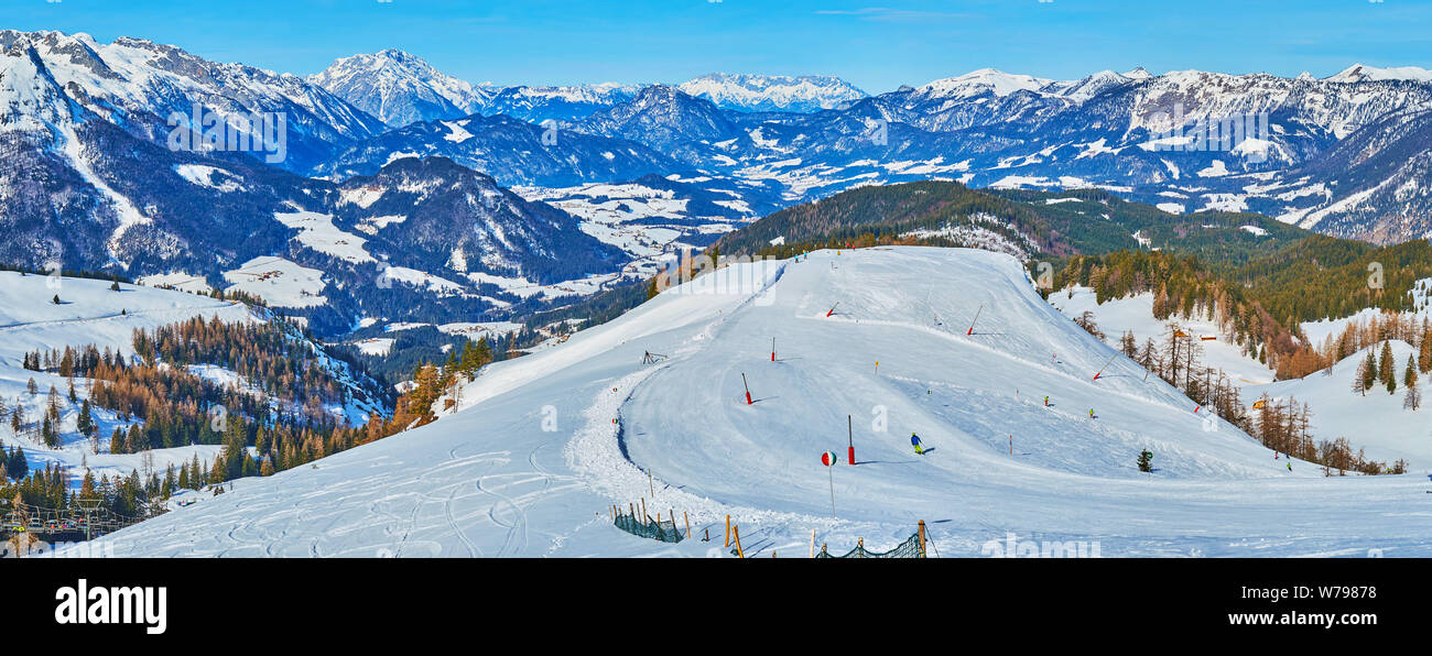 Die Alp Landschaft vom Gipfel des Zwieselalm Berg mit Blick auf verschneite Kegel der Dachstein West Mountain Range und zahlreiche Skifahrer und Snowboarde Stockfoto