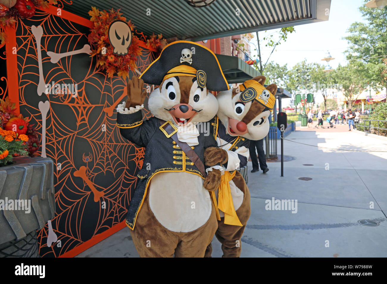 ------ Animateure in der Chip und Dale gekleidet sind dargestellt, während der Nationale Tag und Mondfest Urlaub im Shanghai Disneyland an der S Stockfoto