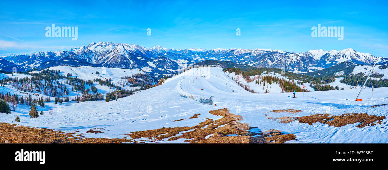 Panoramablick auf die Landschaft der Zwieselalm Alm, mit Schnee, Skipisten und Fichten Wälder auf Hintergrund, Gosau, Österreich Stockfoto