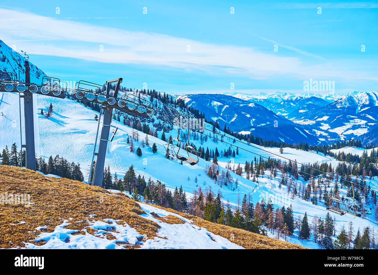 Zwieselalm Berg verfügt über eine gute Infrastruktur mit Liften, Seilbahnen und zahlreiche Routen für Sportler, es Besuchen zu verschiedenen Jahreszeiten, Gosau, EIN Stockfoto