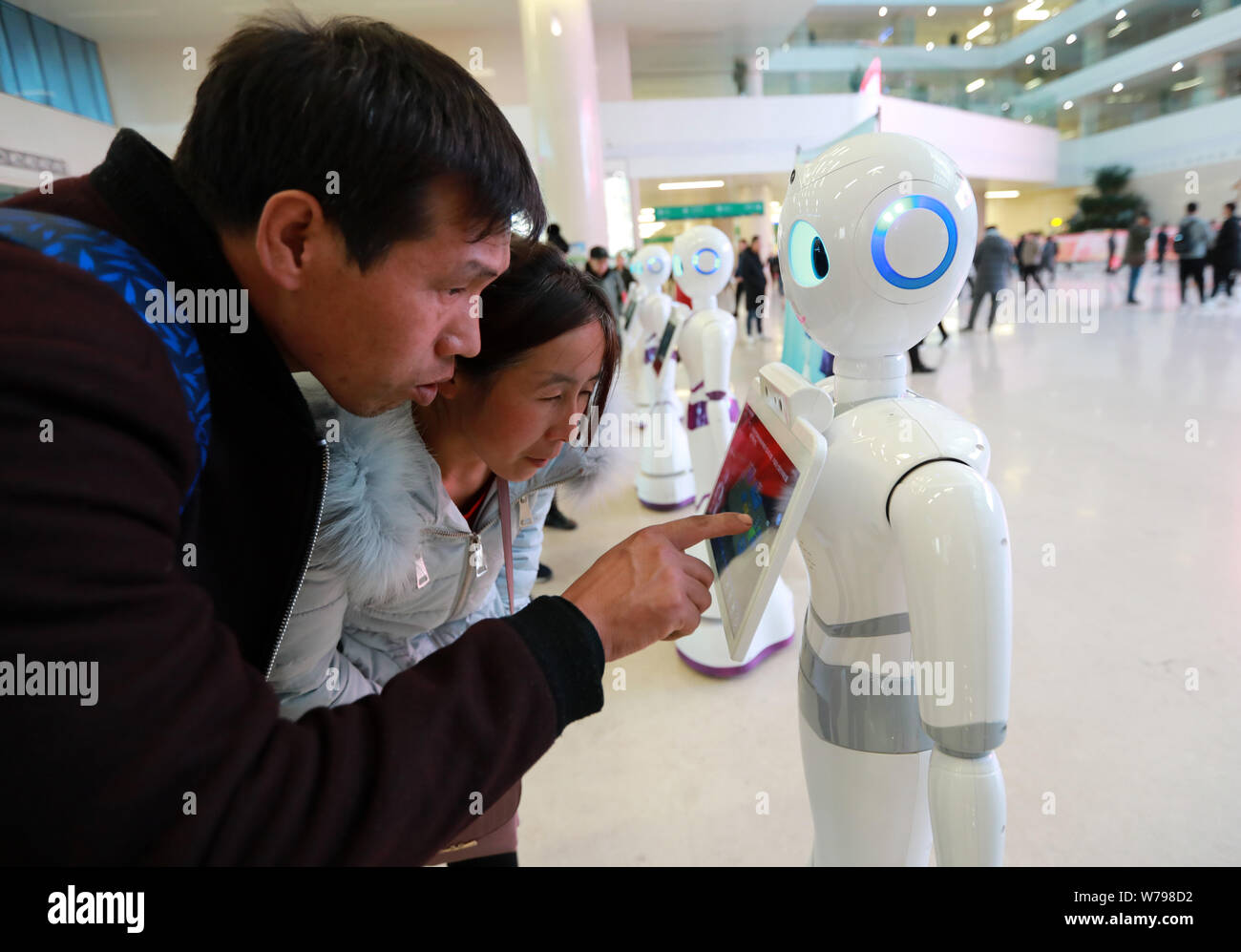 Ein Roboter bietet Informationen für Besucher an chinesischen PLA General Hospital in Peking, China, 22. November 2017. Ein Roboter mit Informationen für Vis Stockfoto
