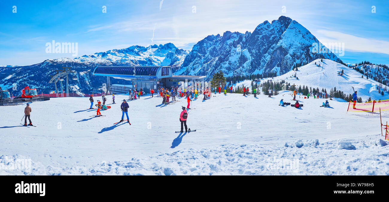 GOSAU, Österreich - Februar 26, 2019: Spektakuläre Landschaften und beste Pisten für Skifahrer, Snowboarder und Schneeschuhwanderer auf Zwieselalm Berg von Dachstein W Stockfoto