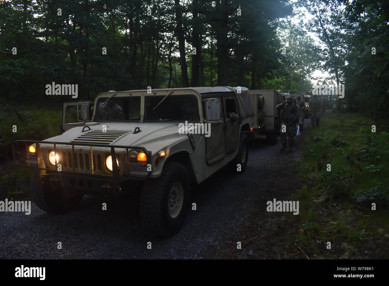New York Army National Guard Soldat aus der 42th Infantry Division für einen Konvoi Bewegung auf Fort Drum, N.Y., 24. Juli 2019 vorbereiten. Die Soldaten waren die Teilnahme an einem warfighter Übung, eine Schulungsveranstaltung vor der Bereitstellung. (New York Army National Guard Foto von Sgt. Andrew Valenza) Stockfoto New York Army National Guard Soldat aus der 42th Infantry Division für einen Konvoi Bewegung auf Fort Drum, N.Y., 24. Juli 2019 vorbereiten. Die Soldaten waren die Teilnahme an einem warfighter Übung, eine Schulungsveranstaltung vor der Bereitstellung. (New York Army National Guard Foto von Sgt. Andrew Valenza) Stockfoto
