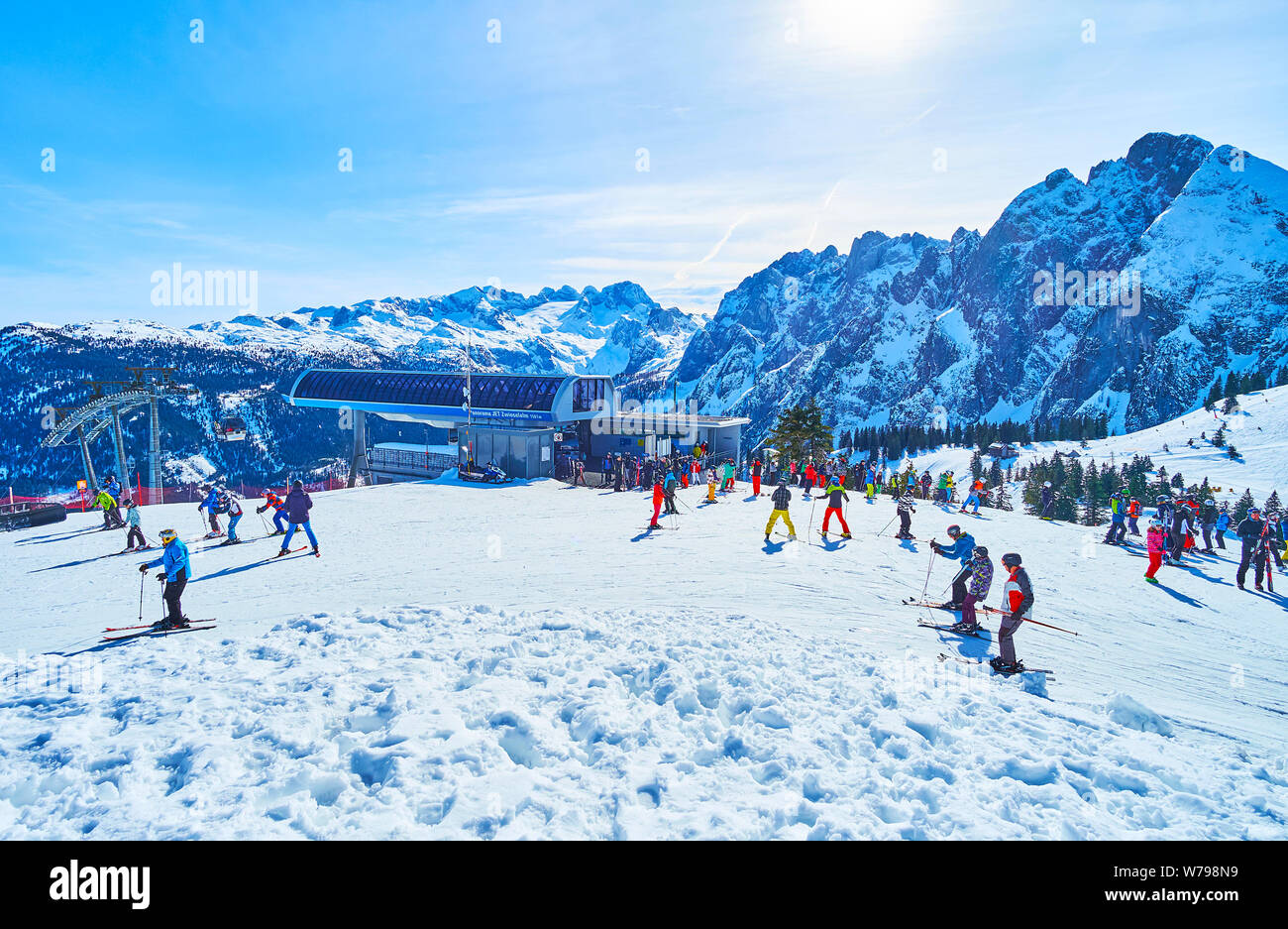 GOSAU, Österreich - 26. FEBRUAR 2019: Die zwieselalm alpine Wiese ist voll von Touristen und Menschen, genießen Winter Sports Activity, am 26. Februar in Go Stockfoto
