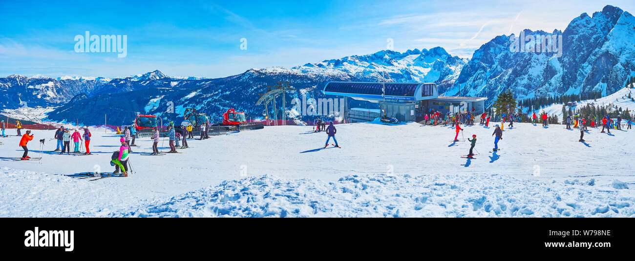 GOSAU, Österreich - 26. FEBRUAR 2019: Die zwieselalm Alpine Meadow ist beliebter Wintersportort mit perfekten Pisten, Netzwerk der Sessellifte und moderne cablew Stockfoto