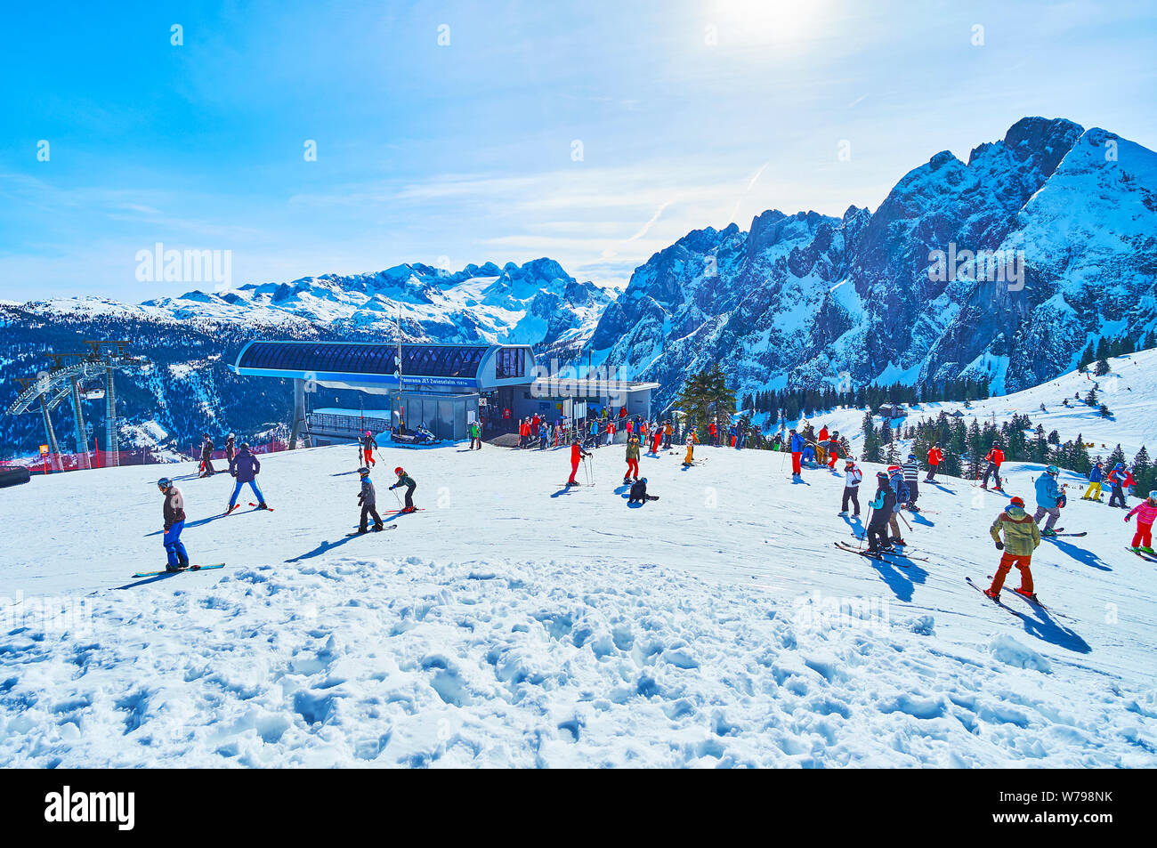 GOSAU, Österreich - 26. FEBRUAR 2019: Bergstation Panorama Jet Zwieselalm Seilbahn mit viele Skifahrer, showboarders, Schneeschuhwanderer, die Vorbereitung für downhi Stockfoto