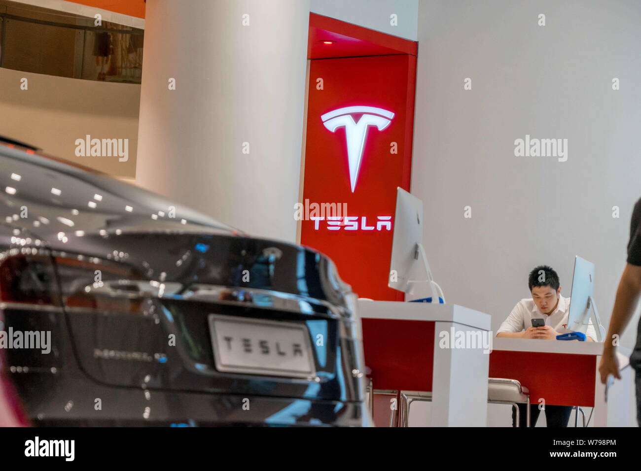 ---- Ein Mitarbeiter wird dargestellt in einem Geschäft von Tesla in Guangzhou City, die südchinesische Provinz Guangdong, 16. September 2016. Tesla, Inc., der electri Stockfoto